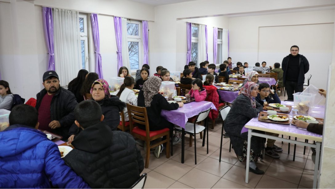 Dursunbey Borsa İstanbul Yatılı Bölge Ortaokulu'nda Veli İftar Programı Yapıldı.