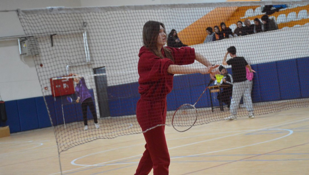 Dursunbey'de 12 Ay Spor: Badminton